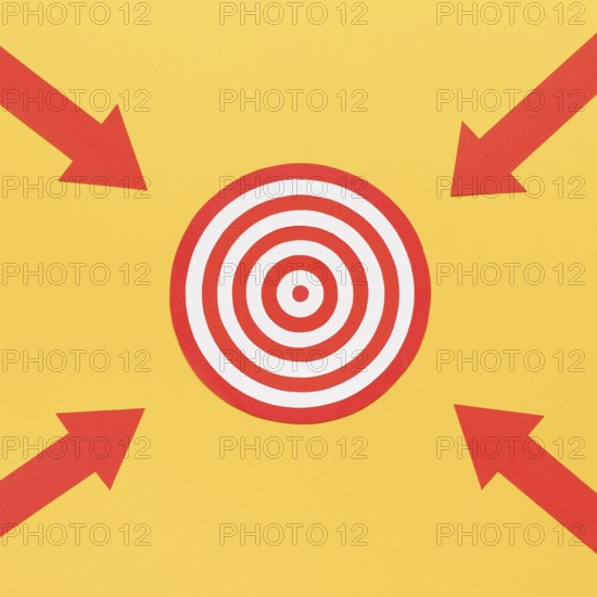 Arrows pointing dartboard
