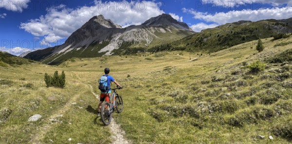 Mountain bikers on the Pass da Costainas with Piz Starlex and Piz Murtera with Foppa da Tamangur mountain basin, view into Val S-charl, Scuol, Lower Engadine, Grisons, Switzerland, Europe
