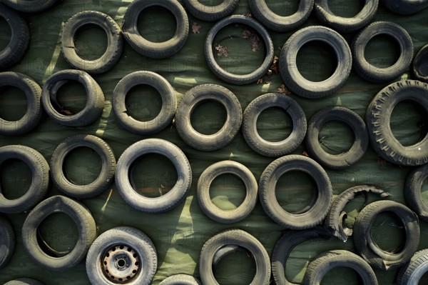 Tons of old used tyres in a mix