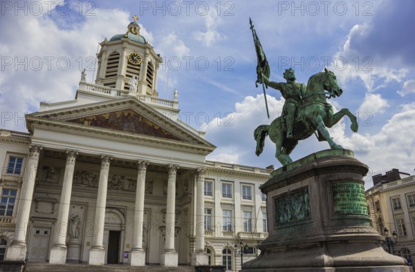 A picture of the Place Royale in Brussels, featuring the Saint Jacques-sur-Coudenberg church and the central statue