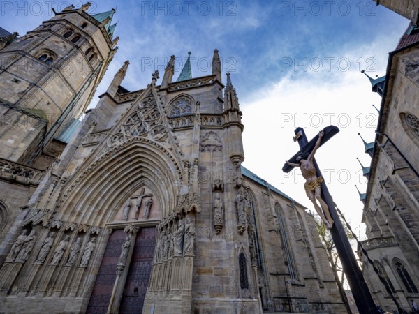 A crucifix stands between the cathedral. St. Mary's (l.) and the parish church of St. Severi, Erfurt, Thuringia, Germany, Europe