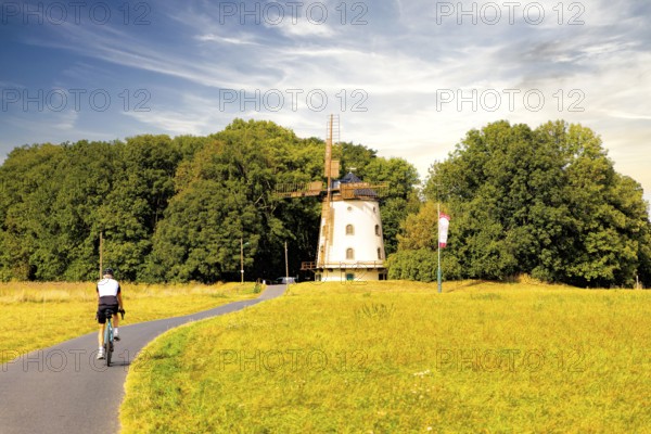 Cycle tour along the Elbe between Desden and Meißen, Saxony, Germany, Europe