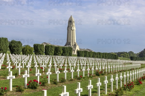 The Douaumont Ossuary and military cemetery for French and German soldiers of the First World War 1914, 1918 and a large plateau with soldiers killed in action with white crosses, Verdun, Département Meuse, Grand Est, France, Europe