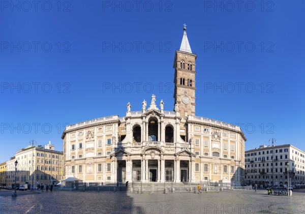 A picture of the Santa Maria Maggiore Basilica and the Column of Peace