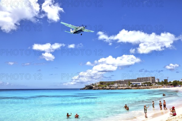 Flughafen Strand Maho Beach, landendes Flugzeug, St. Maarten, Karibik