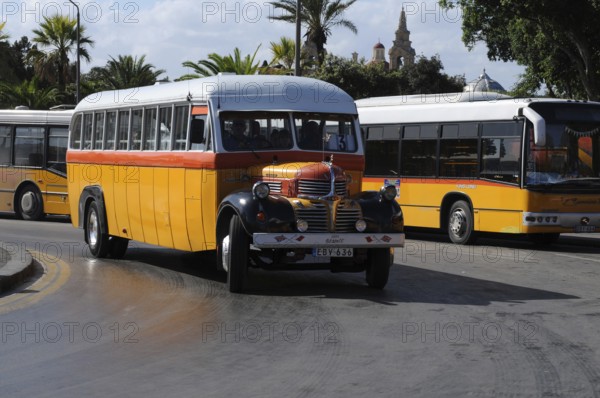 Das veraltete Bus-Transportsystem von Malta muss erneurt und die Chauffeure freundlicher werden. The old bus transport system on the Island of Malta must be modernised and the drivers become more friendly, vintage, retro, old, vintage, retro, old