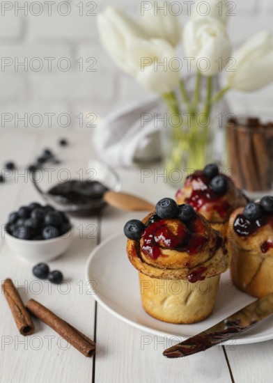 Cinnamon rolls plate arrangement