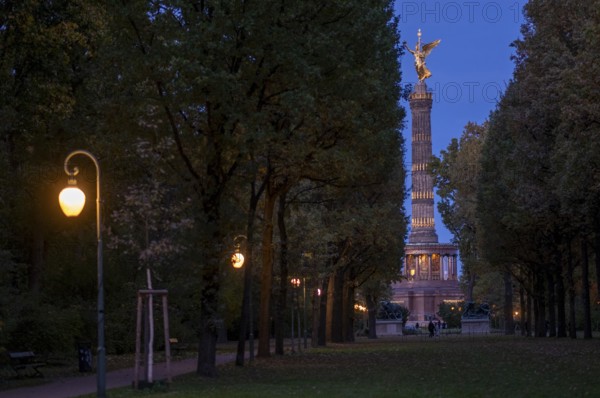 Germany, Berlin, 04.11.2023, Tiergarten, Victory Column, avenue with lamps, Europe
