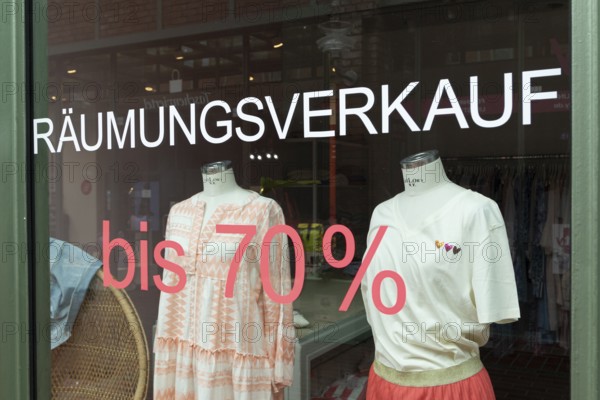 Symbolic image, shop window with the words Räumungsverkauf (clearance sale) in a clothing shop in a shopping street in Hamburg, Germany, Europe