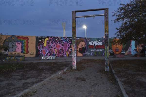 Caribbean Vandals, Germany, Berlin, 28. 10. 2020, Mauerpark, Graffiti Wall, Swing Scaffold, Graffiti Artist Eme Freethinker, Abortion Law for Poland, Europe