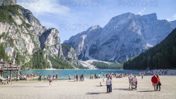 Lake Prags Lake, mountain lake, beach in front, mountains in back, Lake Prags, Dolomites, South Tyrol, Italy, Europe
