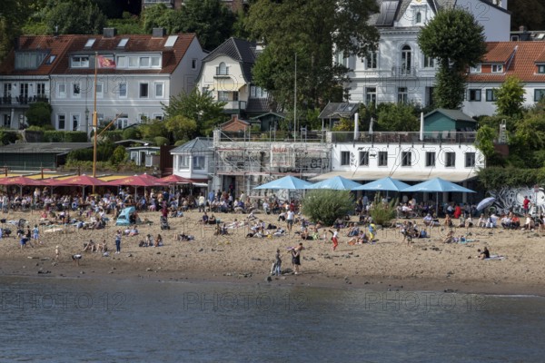Symbolic picture weather, summer, people bathing in the Elbe in front of the restaurants Strandperle and Ahoi Strandkiosk at the Elbe beach Oevelgönne, Hamburg, Germany, Europe