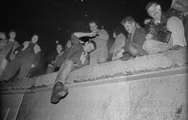 GDR, Berlin, 22. 12. 1989, opening of the Brandenburg Gate (the Wall is opened at the Brandenburg Gate), Wall Woodpecker . . © Rolf Zoellner