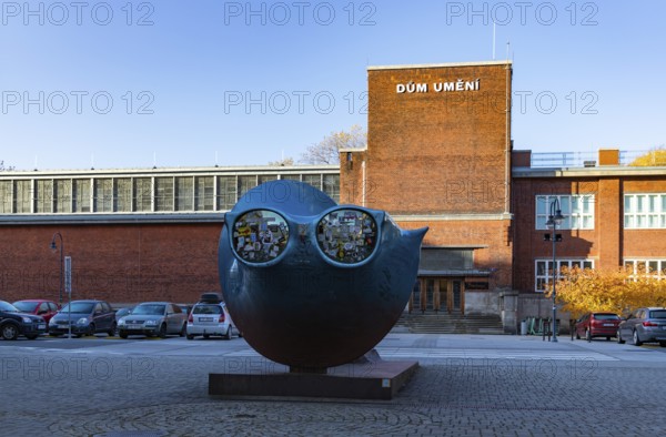 A picture of the entrance of the Gallery of Fine Art in Ostrava. The work of art is called Dawn, and was created by Luká? Rittstein in 2005