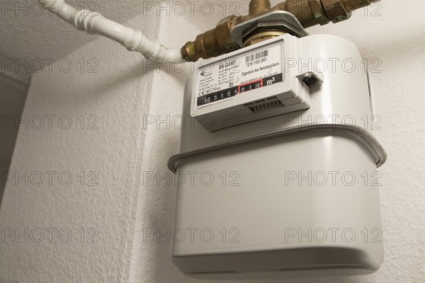 Symbolic image of energy costs in the household, natural gas, analogue gas meter in a flat, Hamburg, Germany, Europe