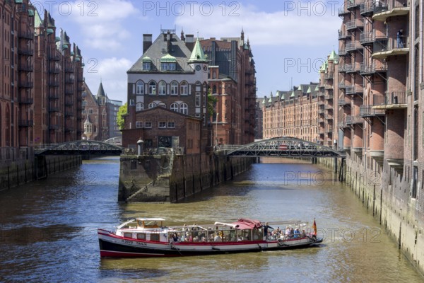 Launch with tourists and moated castle behind it, moated castle in Hamburg's Speicherstadt, Hanseatic City of Hamburg, Land Hamburg, Northern Germany, Germany, Europe