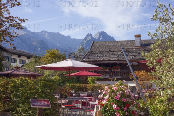 Restaurant and beer garden Fischers Mohrenplatz with Wetterstein range, district Garmisch, Garmisch-Partenkirchen, Werdenfelser Land, Upper Bavaria, Bavaria, Germany, Europe