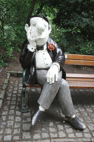 Statue The Knob-Nosed Man by Loriot, Loriotplatz, Hanseatic City, Bremen, Germany, Europe