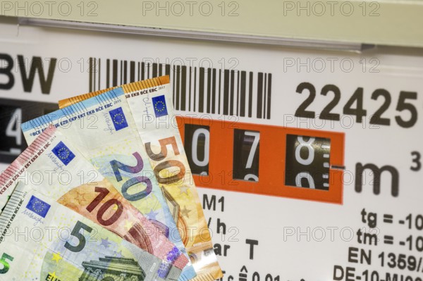 Gas meter, consumption meter, natural gas, rising gas prices, banknotes, Germany, Europe