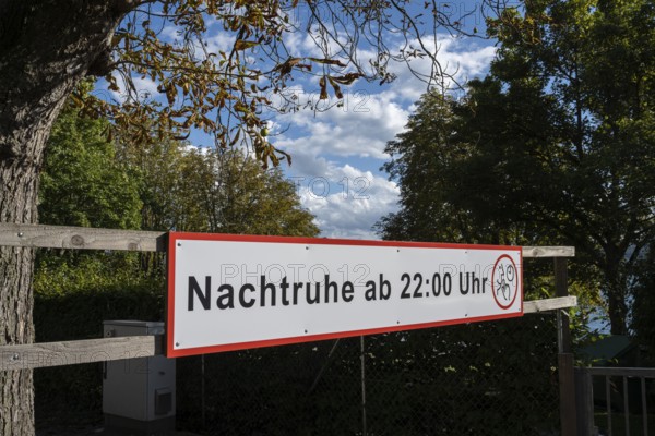 Sign with pictogram for night rest, Mettnau peninsula, Radolfzell, Constance district, Baden-Württemberg, Germany, Europe