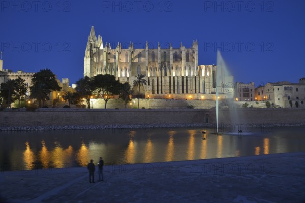 La Seu Cathedral, Palma Cathedral, at dusk, Palma, Majorca, Balearic Islands, Spain, Europe