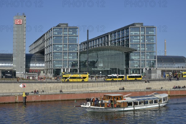 Excursion boat on the Spree River in front of Berlin Hauptbahnhof main railway station, Berlin, Germany, Europe