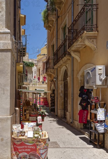 Narrow alley in Noto. The old town centre of Noto is a UNESCO World Heritage Site. Noto, Sicily, Italy, Southern Europe, Europe