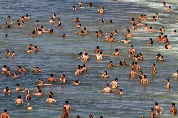 View from above on crowd on the beach, tourists swimming in the sea, enjoying cooling off, fun, Grand Plage in summer, Biarritz, Basque Coast, Aquitaine, Département Pyrénées-Atlantiques, Nouvelle-Aquitaine, France, Europe