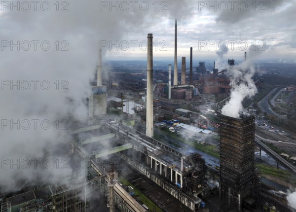 Duisburg, Ruhr area, North Rhine-Westphalia, Germany, ThyssenKrupp Steel Europe in Duisburg-Marxloh, steelworks with coking plant Schwelgern KBS thyssenkrupp Steel. Theme picture: COP28, the United Nations Climate Change Conference 2023, will take place in Dubai from 30 November to 12 December. At the 2015 climate summit in Paris, the international community agreed on the 1.5-degree target to avert a climate catastrophe, Europe