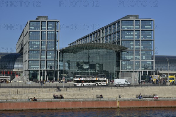 Sightseeing bus in front of Berlin Hauptbahnhof main railway station, Spree River at the front, Berlin, Germany, Europe