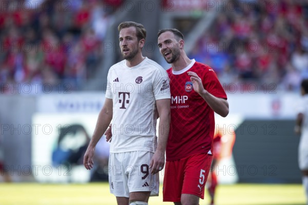 Football match, Benedikt GIMBER 1.FC Heidenheim re.verbally tells Harry KANE Bayern Munich something, football stadium Voith-Arena, Heidenheim