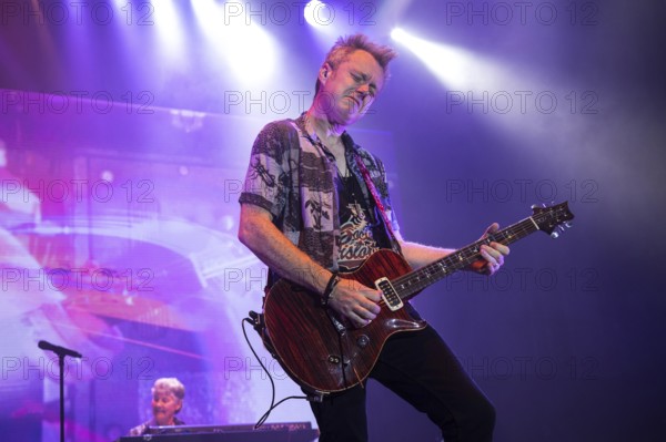 Simon MC BRIDE on lead guitar, Don AIREY on keyboards in the background