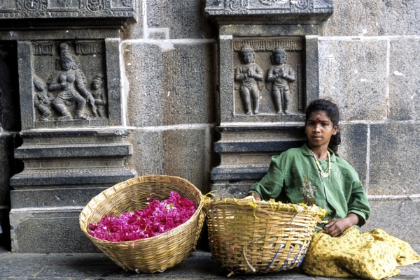 A girl selling flowers passageway of east gopuram in Thillai Nataraja temple in Chidambaram, Tamil Nadu, South India, India, Asia