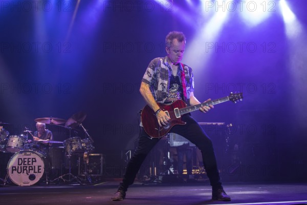 Simon MC BRIDE on lead guitar, Ian PAICE on drums in the background