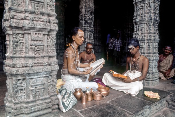 Reciting vedhas in the dancing hall Nrithya Saba in Thillai Nataraja temple in Chidambaram, Tamil Nadu, South India, India, Asia