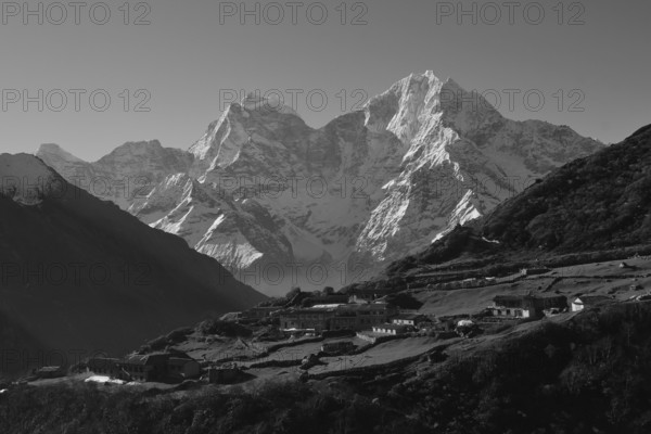 Village Dhole and Mt Thamserku, Everest National Park