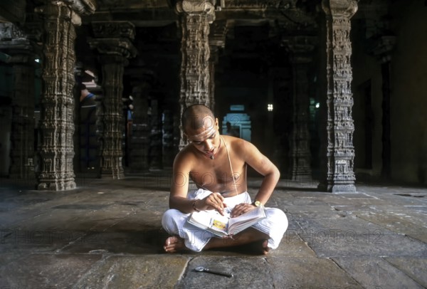 Reciting vedhas in the dancing hall Nrithya Saba in Thillai Nataraja temple in Chidambaram, Tamil Nadu, South India, India, Asia