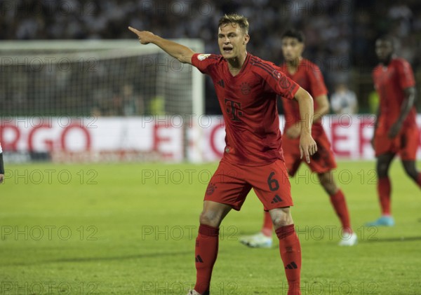 Football match, Joshua KIMMICH FC Bayern Munich shows with his left arm in which direction to go, football stadium Donaustadion, Ulm, Germany, Europe