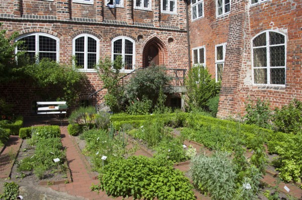 Benediktinerinne kloster Lüne, Benedictine monastery, monastery garden, Grapengießerstraße, Old Town, Lüneburg, Lower Saxony, Germany, Europe