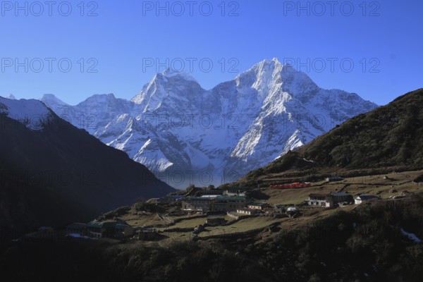 Sunrise in Dhole, view of Thamserku and Kangtega