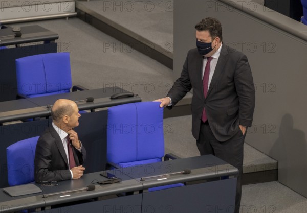 Germany, Berlin, 18. 12. 2020, Olaf Scholz, Vice Chancellor and Minister of Finance (SPD), Wolfgang-Hubertus Heil, Federal Minister of Labour and Social Affairs, SPD (r.), Reichstag building, Europe