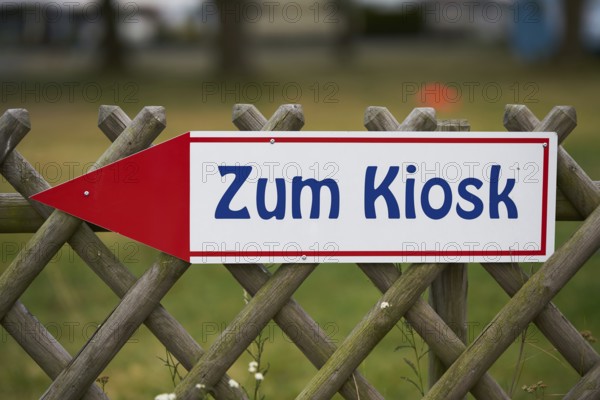 Signpost to a kiosk on a campsite near Magdeburg