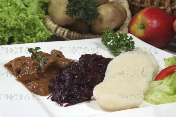 Game goulash with dumplings and red cabbage