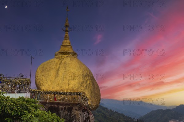 Kyaikhtiyo pagoda on a cloudy day