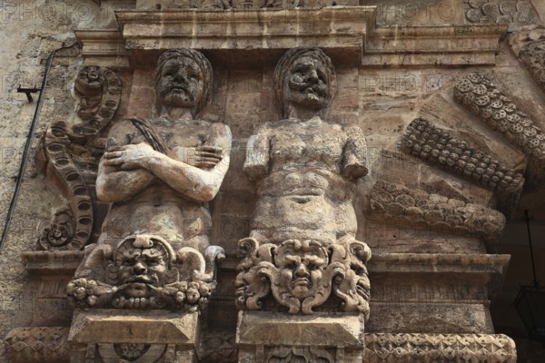 City of Palermo, figures at Porta Nuova, new gate, the most important city gate at the north end of the Norman Palace, UNESCO World Heritage Site, Sicily, Italy, Europe