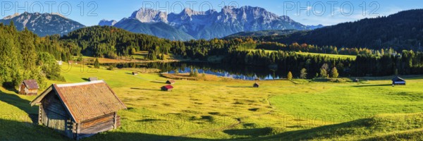 Geroldsee, behind it the Karwendel Mountains, Werdenfelser Land, Upper Bavaria, Bavaria, Germany, Europe