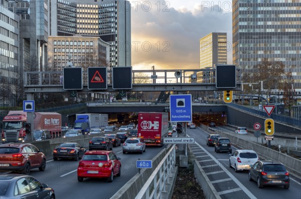 Motorway A40, Ruhrschnellweg, in Essen, junction Essen-Zentrum, city skyline, Ruhrschnellweg tunnel, this area would be affected by a diesel driving ban, Essen, North Rhine-Westphalia, Germany, Europe