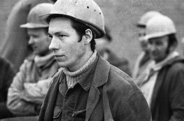The rigorous behaviour of the entrepreneur Seibel of the cement factory Seibel und Soehne in Erwitte caused the trade union IG Chemie and the workers to go on strike and occupy the factory, here the pickets on 14.03.1975 in Erwitte, Germany, Europe