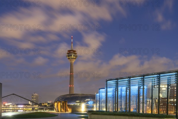 Terrace of the Hyatt Hotel and the Rhine Tower in Düsseldorf at dusk, North Rhine-Westphalia, Germany, Europe