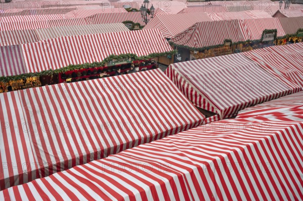 Red and white roofs of the stalls at the Christkindlesmarkt on the main market square, Nuremberg, Middle Franconia, Bavaria, Germany, Europe